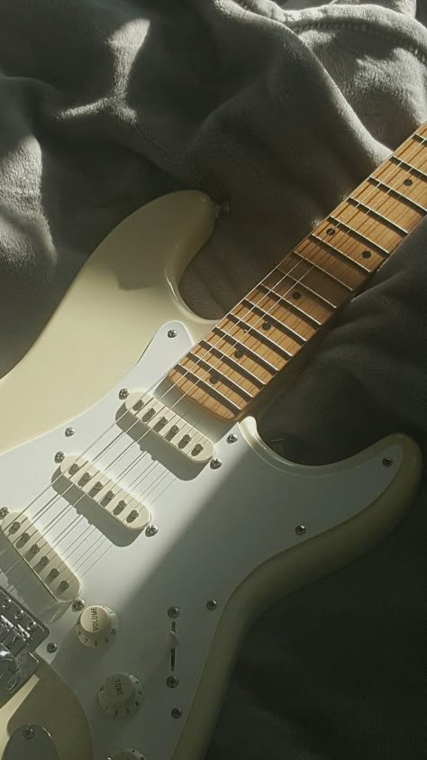 E Guitar Aesthetic, Music Green Aesthetic, Wallpaper Gitar, Guitar Aesthetic Wallpaper, Electric Guitar Wallpaper, Wallpaper Guitar, Gitar Vintage, Guitar Wallpaper, Guitar Aesthetic