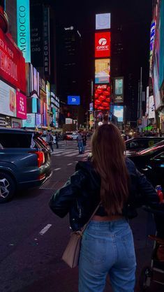 Nyc Times Square Outfit, Night Out Pose Ideas, Time Square New York Poses, New York Instagram Aesthetic, Pictures In Time Square, Time Square Poses, New York Photo Aesthetic, Poses For Nyc, Nyc Poses New York City