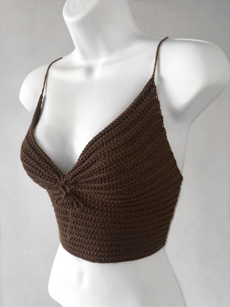 Crochet Halter Top Pattern Free, Crochet Halter Top Pattern, Tops Stylish, Crochet Top Outfit, Easy Patterns, Crochet Crop Top Pattern, Mode Crochet, Crochet Clothing And Accessories, Crochet Design Pattern