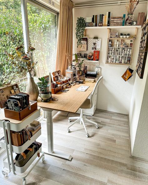 Creative Workspace Inspiration, Desk Setup Ideas, Artist Desk, Artist Workspace, New Desk, Art Studio Space, Art Studio Design, Creative Journaling, Desk Inspiration