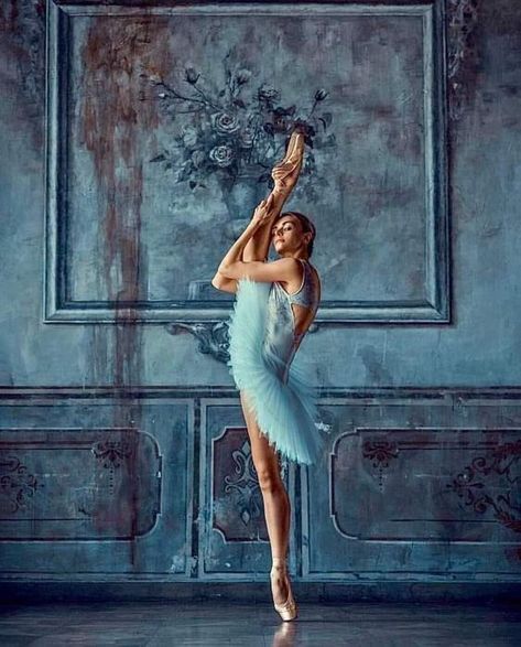 Love is all....♥♥♥ Pumpkin Alfredo, World Of Dance, Ballet Inspiration, Ballet Photography, En Pointe, Dance Ballet, Dance Pictures, Rhythmic Gymnastics, Dance Photography