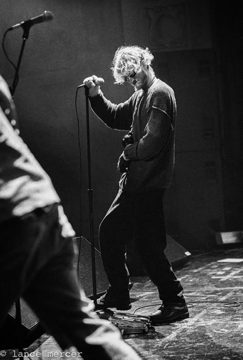 Layne Staley (Mad Season); The Moore Theater, Seattle, WA; April 29, 1995; photo by Lance Mercer Layne Stanley, Mad Season, Arte Grunge, Jerry Cantrell, Layne Staley, Grunge Guys, Music Collage, Music Pics, Alternative Metal