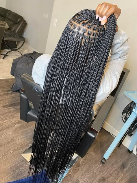 Knotless Long Box Braids, Knotless Box Braids Full Head, Small Knotless Braids Diagram, Small Peak A Boo Knotless Braids, Small Medium Box Braids Long, Long Knotless Peekaboo Braids, Long Single Braids For Black Women, All Black Knotless Braids, Super Long Knotless Braids