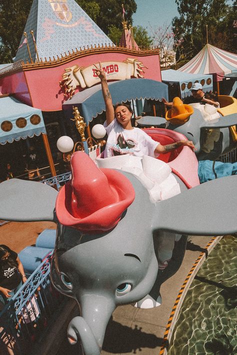 Girl On dumbo ride at Disneyland Disneyland Outfits Spring, Aesthetic Disneyland, Disneyland Outfit Ideas, Disney World Aesthetic, Disneyland Aesthetic, Disney Poses, Disney Picture Ideas, Disney Parque, Disneyland Rides