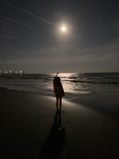 Beach Pics At Night, Beach At Night Aesthetic, Dark Beach Aesthetic, Moon And Beach, Beach Night Aesthetic, Night Beach Pics, Night Time Beach Pictures, Moon Beach Aesthetic, Moon On Beach