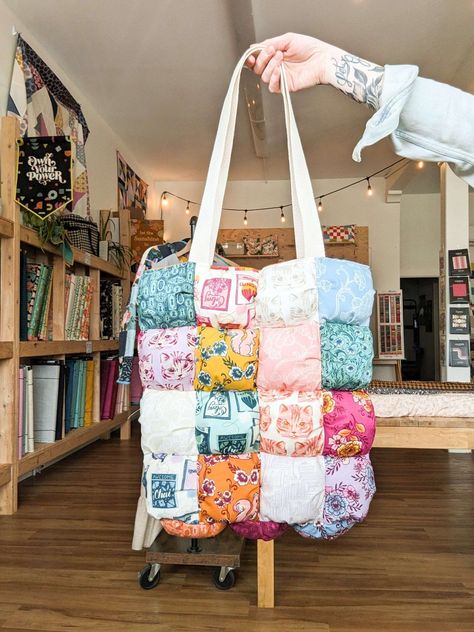 Charm Pack Puff Tote Tutorial! Sewing Projects Presents, Easy Sewing Bag Patterns, Stash Buster Sewing Projects, Things To Sew With Stretchy Fabric, Puffy Quilted Bag, Sewing Projects Advanced, Sewing Projects Tote Bags, Diy With Fabric Scraps, Easy Puff Quilt