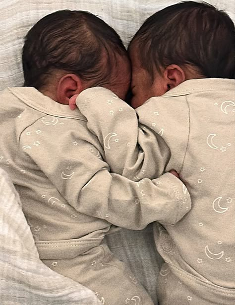 Twin Mom Black, Twin Baby Boys Aesthetic, Twin Babies Aesthetic, Black Baby Fever, Pregnant With Twins Belly, Twins Pregnancy Belly, Pregnant Couple Goals, Mom And Twins, Interracial Pregnancy