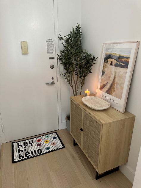 Entryway decor ideas Small Living Room Ideas Apartment Minimalist, Minimalist Studio Apartment Ideas, Small Entry Way Ideas Apartment, Entryway Ideas Small Apartment, Very Small Entryway Ideas, Apartment Entrance Ideas, Neutral Entryway, Apartment Front Door Decor, Apartment Door Decor