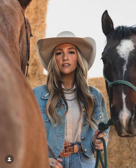 Cowgirl Photoshoot Poses, Western Photoshoot Ideas, Horse Photoshoot Ideas, Western Photo Shoots, Ranch Photography, Horse Senior Pictures, Horse Photoshoot, Cowgirl Photoshoot, Horse Photography Poses