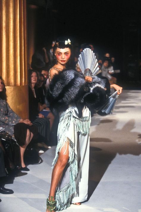 Irina Pantaeva, Dior Winter, Galliano Dior, Steampunk Couture, 90s Runway Fashion, Runway Fashion Couture, Vintage Runway, Dior Haute Couture, Claudia Schiffer