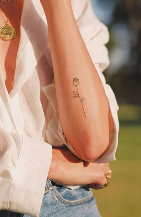 30 Cool Small Tattoos for Women in 2021 - The Trend Spotter Simple Rose Outline, Minimalist Rose Tattoo, Rose Tattoo Hand, Tato Naruto, Tato Mandala, Tato Maori, Forearm Tattoo Ideas, Yellow Rose Tattoos, Simple Rose Tattoo