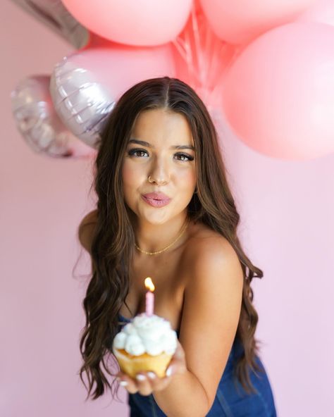 National me day! 🧁💐🪩🎀🥂 Cupcake Photoshoot, Birthday Photo Inspo, Sweet 16 Pictures, Photo Studio Design, Sweet 16 Photos, Teenager Birthday, 21st Birthday Photoshoot, Cute Birthday Pictures, Studio Photos