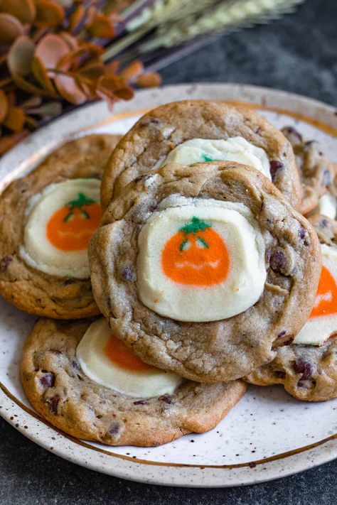 Pillsbury Halloween Cookies, Pillsbury Cookies, Easy Halloween Cookies, Halloween Cookie Recipes, Toll House Chocolate Chip, Fall Baking Recipes, Halloween Food Treats, Fresh Baked Cookies, Buy Cookies