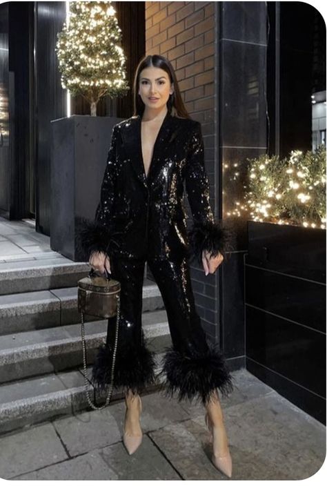 Feather Suit Women, Elegant Outfit 2023, Glam Outfits Classy, Blazer Outfits For Women Parties, Glam Party Outfit, Dressy Pant Suits, Soiree Outfit, Women Suits, Glam Outfit