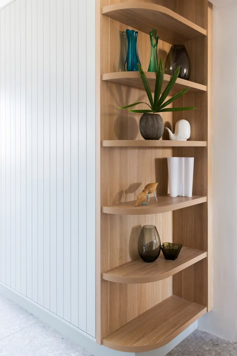 Corner Built In Shelves, Curved Bookshelf, Closet Design Plans, Cupboards Design, Side Cupboard, Ideas Armario, Curved Cabinets, Corner Storage Shelves, Bedroom Corner