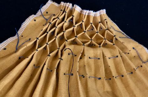 Honeycomb Smocked Pleat How-to Demo – Anne von Wiese SCA and Renaissance Garb and Stuff Honeycomb Smocking, Smocking Fashion, Pleats Techniques, Draping Techniques, German Outfit, Honeycomb Stitch, Smocking Patterns, Smocked Clothes, Thread Up