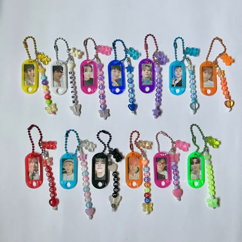 Kpop Keychain Diy, Seventeen Fanmade Merch, Seventeen Diy Ideas, Seventeen Freebies Ideas, Beads Kpop, Seventeen Crafts, Beads Keychain Design, Skz Keychain, Kpop Beads Accessories