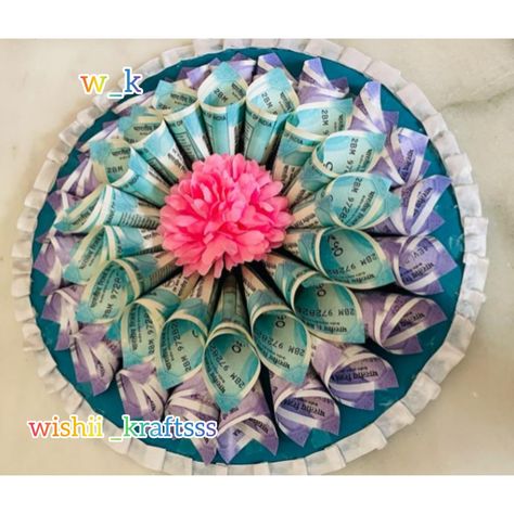 DM at 9426114304 Mamera Decoration Tray, Money Hamper Ideas, Mamera Decoration Ideas, Note Packing Ideas For Wedding, Mameru Decoration Ideas, Money Packing Ideas For Wedding, Chhab Decoration, Handmade Hamper, Pista Shell Crafts