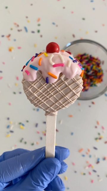 Oreo Pops Birthday, Chocolate Cover Oreos Ideas, Orange Chocolate Covered Oreos, Oreo Cookie Designs, Birthday Dipped Oreos, Dipped Desserts Ideas, Oreo Covered Cookies, Half Dipped Oreos, Spring Chocolate Covered Oreos