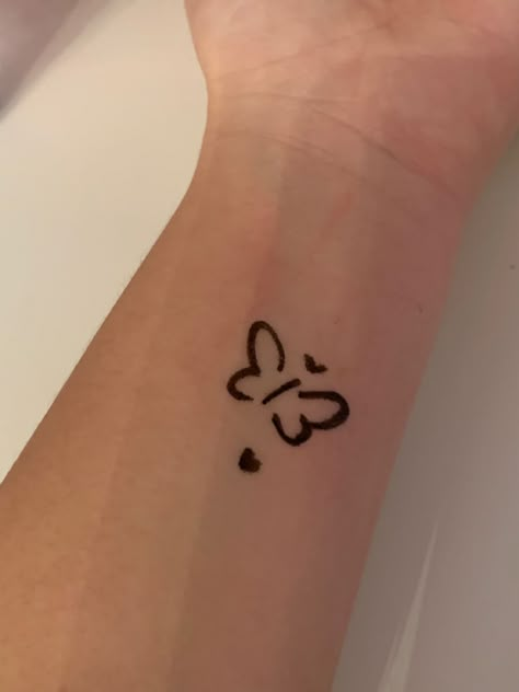 Simple Hand Henna, Henna Butterfly, Wrist Henna Designs, Buku Diy, Henna Doodle, Small Henna Tattoos, Small Henna Designs, Cute Henna Designs, Wrist Henna