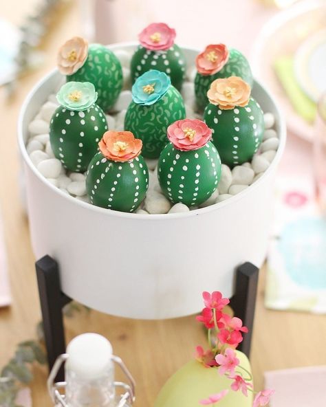 Williams Sonoma’s Instagram photo: “The sweetest cactus Easter egg centerpiece 🌵 by @bliss.makes. How-to link in our profile. For more eggcellent decorating ideas, check out…�” Easter Egg Decorating Ideas, Egg Decorating Ideas, Unique Easter Eggs, Grandma Ideas, Diy Easter Eggs, Creative Easter Eggs, Fun Easter Crafts, Easter Egg Dye, Easter Egg Designs