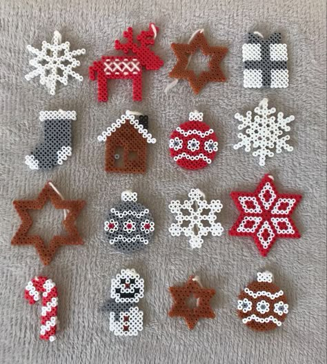 Christmas Hama Beads Ideas, Christmas Crafts Hama Beads, Pearler Beads Pattern Christmas, Melty Bead Ornaments, Cute Christmas Perler Bead Ideas, Pearler Bead Christmas Patterns, Ornament Perler Beads, Christmas Melting Beads, Hamma Beads Ideas Christmas