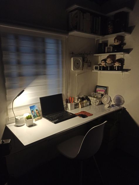 An image of desk setup, desk makeover, kpop shelf, night lamp and work from home set up Low Budget Room Ideas, Low Budget Aesthetic Room, My Own Room Aesthetic, Boarding Room Decor, Room For Studying, Work Area Aesthetic, Low Budget Desk Setup, Low Budget Room Design, Video Room Aesthetic