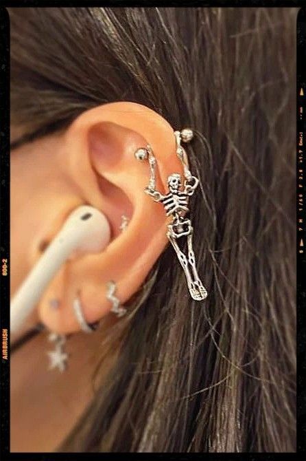 Cool Helix Jewelry, Helix And Flat Piercing Ideas, Cool Helix Piercing, Earrings For Helix Piercing, Edgy Piercings Ears, Helix Piercings Ideas, Helix Piercing Inspiration, Halloween Ear Piercings, Cool Helix Earrings