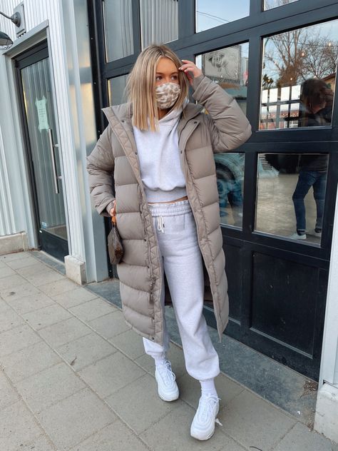 Superpuff Aritzia Long, Aritzia Super Puff Long Outfit, Aritzia Super Puff Modern Taupe, Super Puff Long Outfit, Super Puff Aritzia Outfit, Superpuff Outfit, Super Puff Outfit, Aritzia Super Puff Long, Superpuff Aritzia