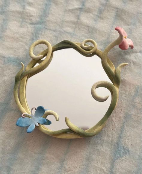 Clay Art Mirror Frame, Clay Decorated Mirror, Mirror With Clay Frame, Polymer Clay Mirror Frame Diy, Mirror Art Clay, Mirrors With Clay, Air Dry Clay Mirror Frame Diy, Clay Mirror Frame Aesthetic, Polymer Clay Mirror Frame