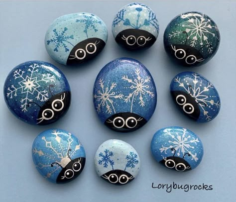 Bug Rocks, Lady Bug Painted Rocks, Christmas Rock Painting Ideas, Christmas Rock Painting, Christmas Painted Rocks, Christmas Pebble Art, Ladybug Rocks, Christmas Rocks, Rock Painting Tutorial