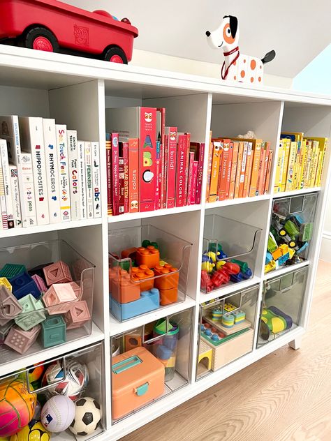 #playroom #playroomorganization Toy Room Organization Small Space, Kids Playroom Toys, You Room Organization, Decluttering Playroom, Kid Playroom Organization, Small Toy Room Organization, Kids Art Room Organization, Organized Playroom Ideas, Classroom Toy Organization