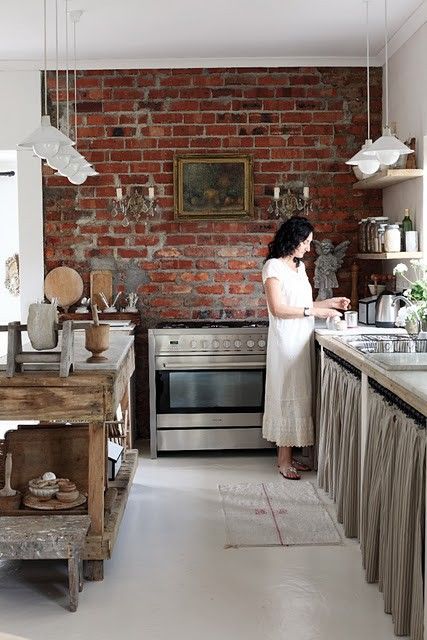 From Purdue to Provence: Kitchen Inspiration: Rustic, Yet Modern With a Twist Dapur Rustic, Brick Wall Kitchen, Cozy Cottage Kitchen, Brick Kitchen, Cottage Kitchens, Style At Home, Cottage Kitchen, Exposed Brick, Rustic Modern