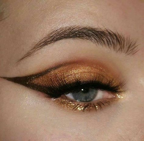 15 Delineados aesthetic que te enamorarán a primera vista Makeup For Golden Outfit, Gold Grunge Makeup, Golden Eyeliner Make Up, Golden Eye Makeup Look, Orange And Gold Outfit, Gold Cat Eye Makeup, Autumn Makeup Aesthetic, Yule Ball Makeup, Golden Eyeshadow Looks