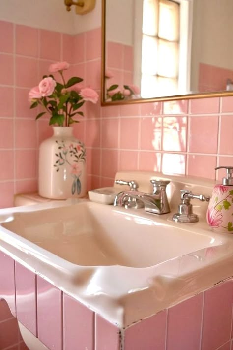 Pink Bathroom Vintage, Pink Tile Bathroom, Pastel Bathroom, Vintage Pink Bathroom, Farmhouse Bathrooms, Flat Inspiration, Pink Tile, Bathrooms Inspiration, Farmhouse Bathroom Ideas