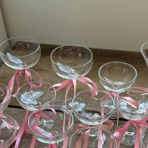 Decoration Table For Birthday, Glasses With Ribbon Bows, 21 Table Decorations, Bow Wedding Decoration, Tulle Table Decorations, Ribbon On Glasses, Bows On Candles, Bows On Glasses, Cute Hosting Ideas