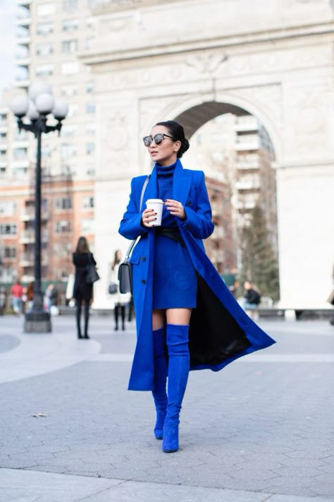 https://www.wendyslookbook.com/2019/12/monochromatic-outfits-winter-style/ Women's Monochromatic Outfits, Monochromatic Outfit Winter, Monochromatic Outfit Aesthetic, Blue Outfit Winter, Mode Monochrome, Monochromatic Blue, Wendy's Lookbook, Monochromatic Fashion, Casual Attire For Women