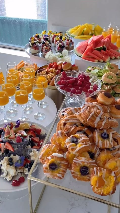 How To Decorate A Buffet, Decorating A Buffet, Breakfast Brunch Party, Brunch Catering, Breakfast Catering, Wedding Buffet Food, Buffet Catering, Brunch Spread, Catering Display