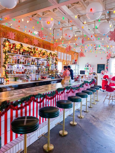 Christmas Pop Up Bar Diy, Pop Up Christmas Bar Ideas, Christmas Decorations For A Restaurant, Christmas Bar Decorations Restaurant, Restaurant Holiday Decor, Christmas Decor Ideas Restaurant, Christmas Bar Decor, Restaurant Christmas Decor Ideas, Christmas Cafe Decor Ideas