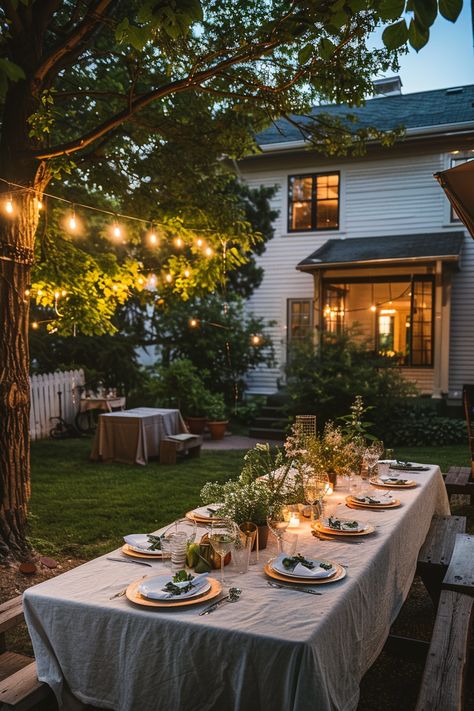 Cottage Themed Party, Back Porch Dinner Party, Small Outdoor Dinner Party, Backyard Hosting Ideas, Cottage Dinner Party, Fun House Party Ideas, Classy Outdoor Party, Small Backyard Dinner Party, Backyard Dinner Party Aesthetic