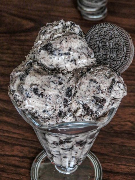 The BEST homemade Cookies and Cream Ice Cream. A super creamy sweet cream ice cream loaded with lots of crushed oreos! The best cookies and ... Creamy Cookies, Ice Cream Fudge, Sweet Cream Ice Cream, Pinterest Cookies, Cookies And Cream Ice Cream, Ice Cream Store, Making Homemade Ice Cream, Ice Cream Sprinkles, Delicious Ice Cream