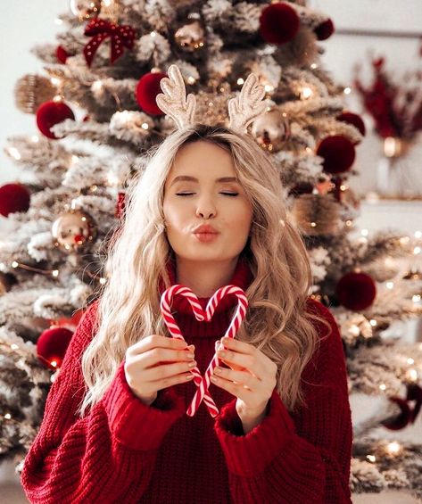 Instagram Christmas Photos, Holiday Photoshoot Family Outdoor, Christmas Aesthetic Photography, Solo Christmas Photoshoot, Creative Christmas Photoshoot, Indoor Christmas Photoshoot, We Heart It Christmas, Xmas Fits, Christmas Pictures Ideas