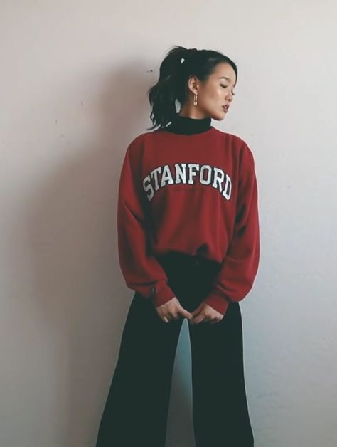 10 SWEATSHIRT OUTFIT IDEAS - Kaiti Yoo School Sweatshirt Outfit, College Hoodie Outfit, Kaiti Yoo, College Sweatshirt Outfit, Graphic Sweatshirt Outfit, Sweatshirt Outfit Ideas, Sweatshirt Outfit Winter, Ideas For Back To School, Sweatshirts Aesthetic