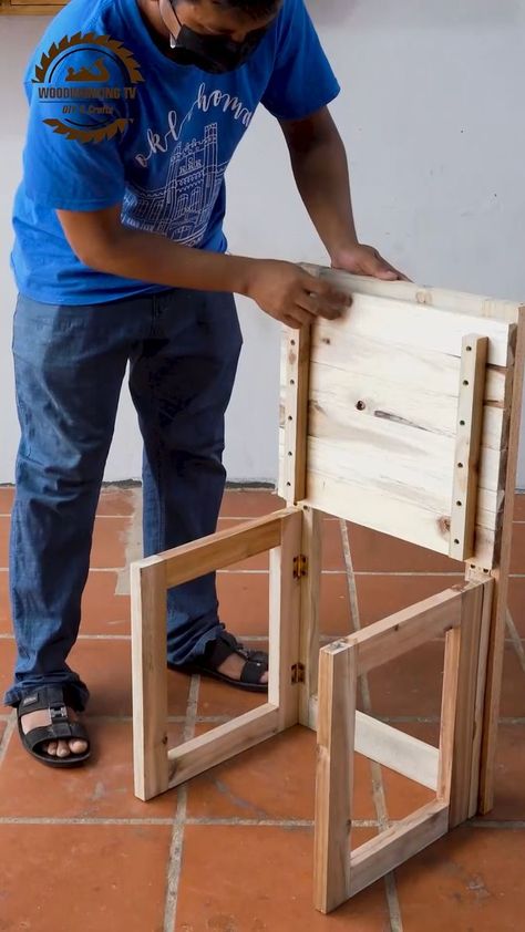 Diy Folding Stool, Diy Folding Chair, Wooden Stools Diy, Bar Chairs Diy, Wood Pallet Recycling, Diy Wood Pallet Projects, Wooden Folding Chairs, Diy Stool, Wood Folding Chair