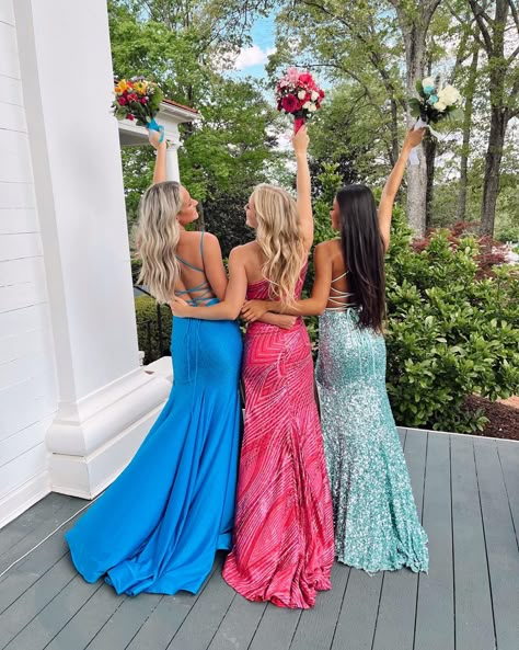 2024 Prom Poses, Prom Photos With Bouquet, Prom Pic Ideas Friends, Three People Prom Poses, Senior Prom Poses, Poses For Pictures Prom, Fun Prom Poses Friend Pics, Cute Prom Pictures By Yourself, Senior Prom Pictures Friend Pics