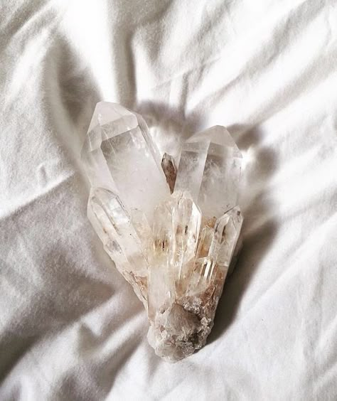 Sunday Vibes, Crystal Aesthetic, Crystals Healing Properties, Crystal Magic, Crystal Meanings, Crystals Stones, Clear Crystals, Crystal Grid, Chakra Healing