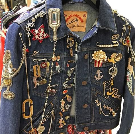 Jean Jacket Pins, Embellished Jean Jacket, Jean Jacket Diy, Jean Jacket Patches, Diy Denim Jacket, Demin Jacket, Embellished Denim Jacket, Denim Art, Denim Jacket Patches