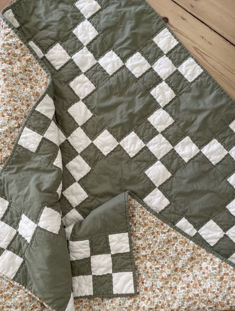 Timeless Quilt Patterns, Neutral Quilts Ideas Modern, Homemade Quilts Ideas, Green And White Quilt, Dark Green Quilt Ideas, Nuetral Pallete Quilts, Checkered Quilt Pattern, Olive Green Quilt, Green Patchwork Quilt