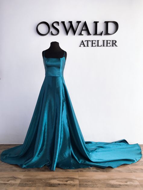 Long Trail Gown, Trail Gown, Long Trail, Fashion Gowns, Evening Gown, Elegant Dresses, Evening Gowns, Formal Dresses Long, Satin