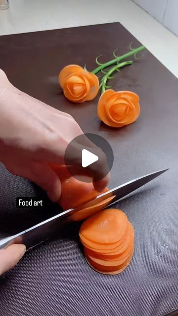 Vegetable Design Art, Buffet Garnish Ideas, Carrot Garnish Ideas, Salat Decoration, Salad Ideas Decoration, Fruit Garnish Ideas, Vegetable Art And Craft, Salad Decoration Ideas Vegetables, Salad Decoration Ideas Creative